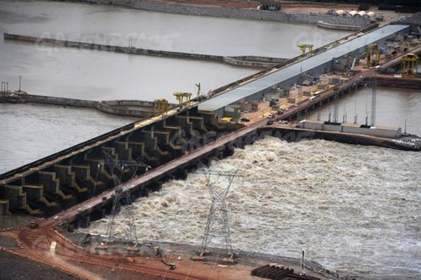 The recently completed Santo Antonio hydroelectric dam on the Madeira River attempts to control record floodwater in February, 2014. Photo: Greenpeace.