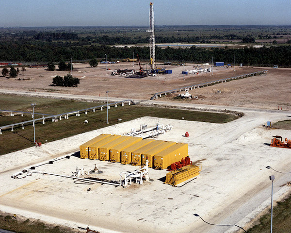 Natural gas drilling energy footprint: Well pads with frack tanks and drilling rig. Photo credit: US DOE.