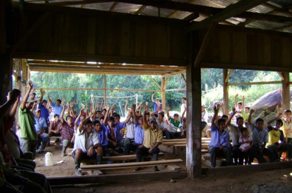 La Esperanza villagers vote in favor of establishing a conservation area to protect yellow-tailed woolly monkey habitat. Photo credit: Sam Shanee.