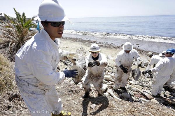 Clean-up workers pass bagged debris at Refugio State Beach on Wednesday, May 20, 2015. Photo credit: Jonathan Alcorn/Greenpeace.
